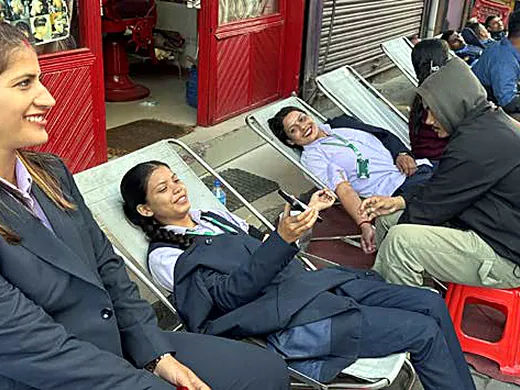 वार्षिकोत्सवको अवसरमा रक्तदान — महिला रक्तदाता