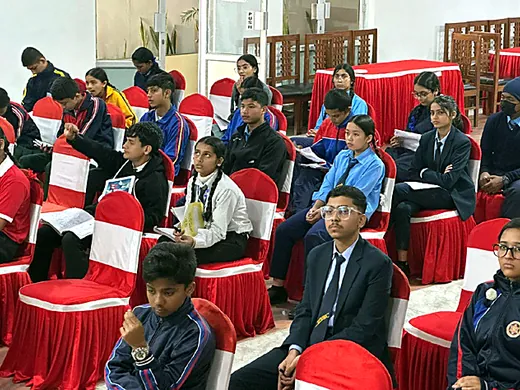 निबन्ध लेखन प्रतियोगितामा विद्यार्थी